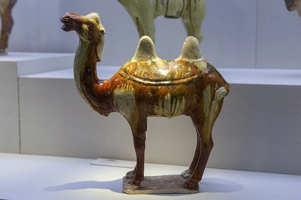 당대 삼채 유약 낙타 토기